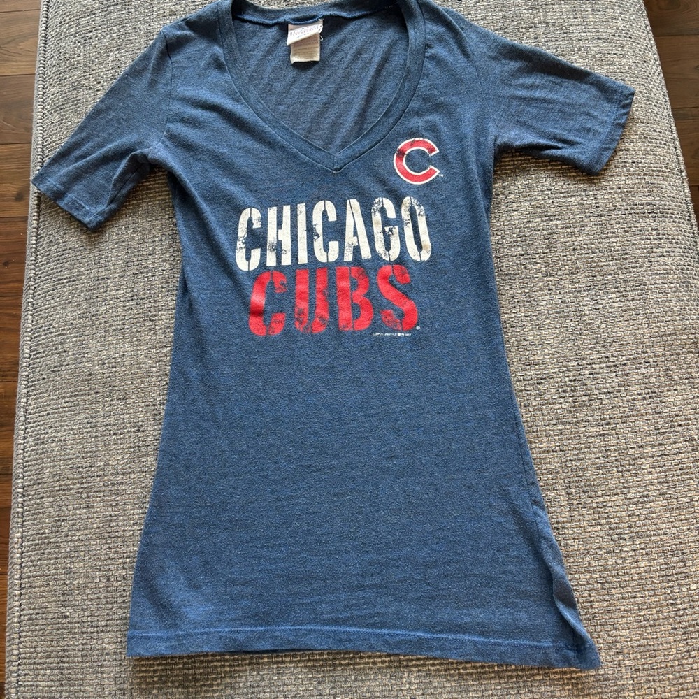 Chicago Cubs Women’s V-Neck Graphic Tee | MLB Baseball Shirt | Size Small